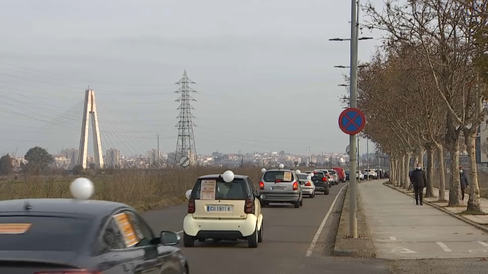 Imagen de la caravana de coches de Badajoz