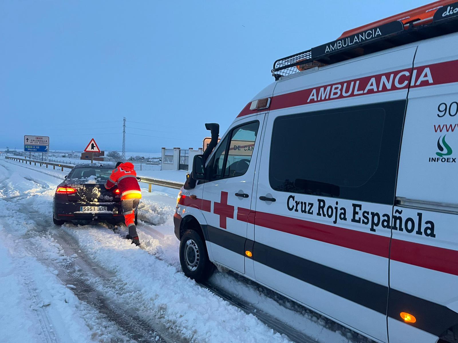 Cruz Roja ayuda a conductores atrapados en la nieve