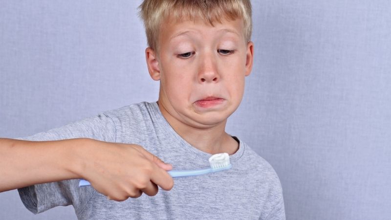 Niño lavándose los dientes