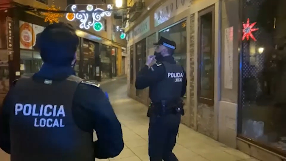 Una pareja de policía local patrullando en Navidad 