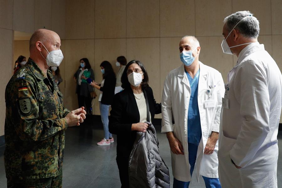 El jefe del equipo médico militar alemán Jens-Peter Evers, conversa con el personal médico portugués tras asistir a una rueda de prensa.
