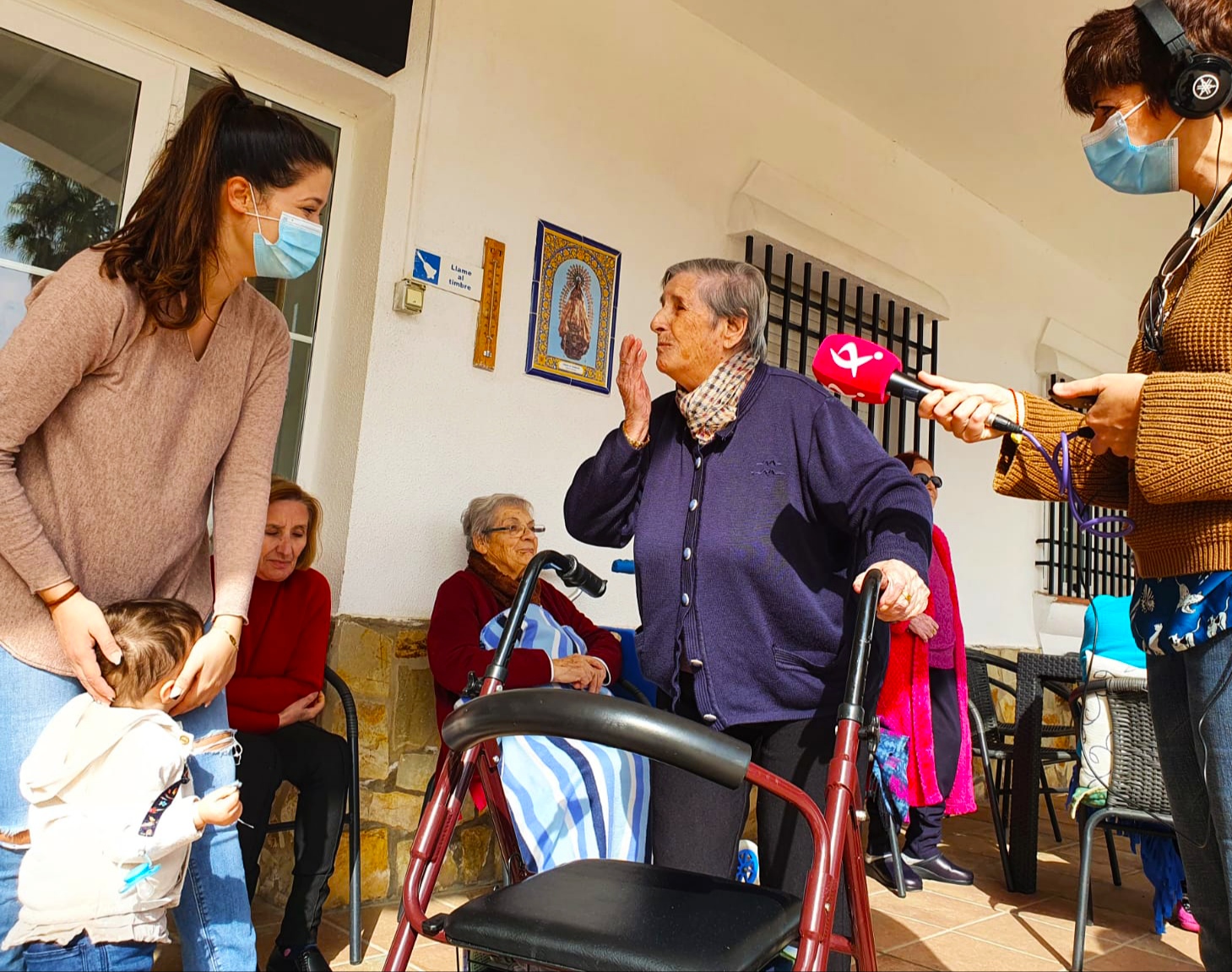 Adelaida, su nieta Arantxa y sus bisnietos Mario y Marta reunidos en la Residencia Virgen de Barbaño de Montijo