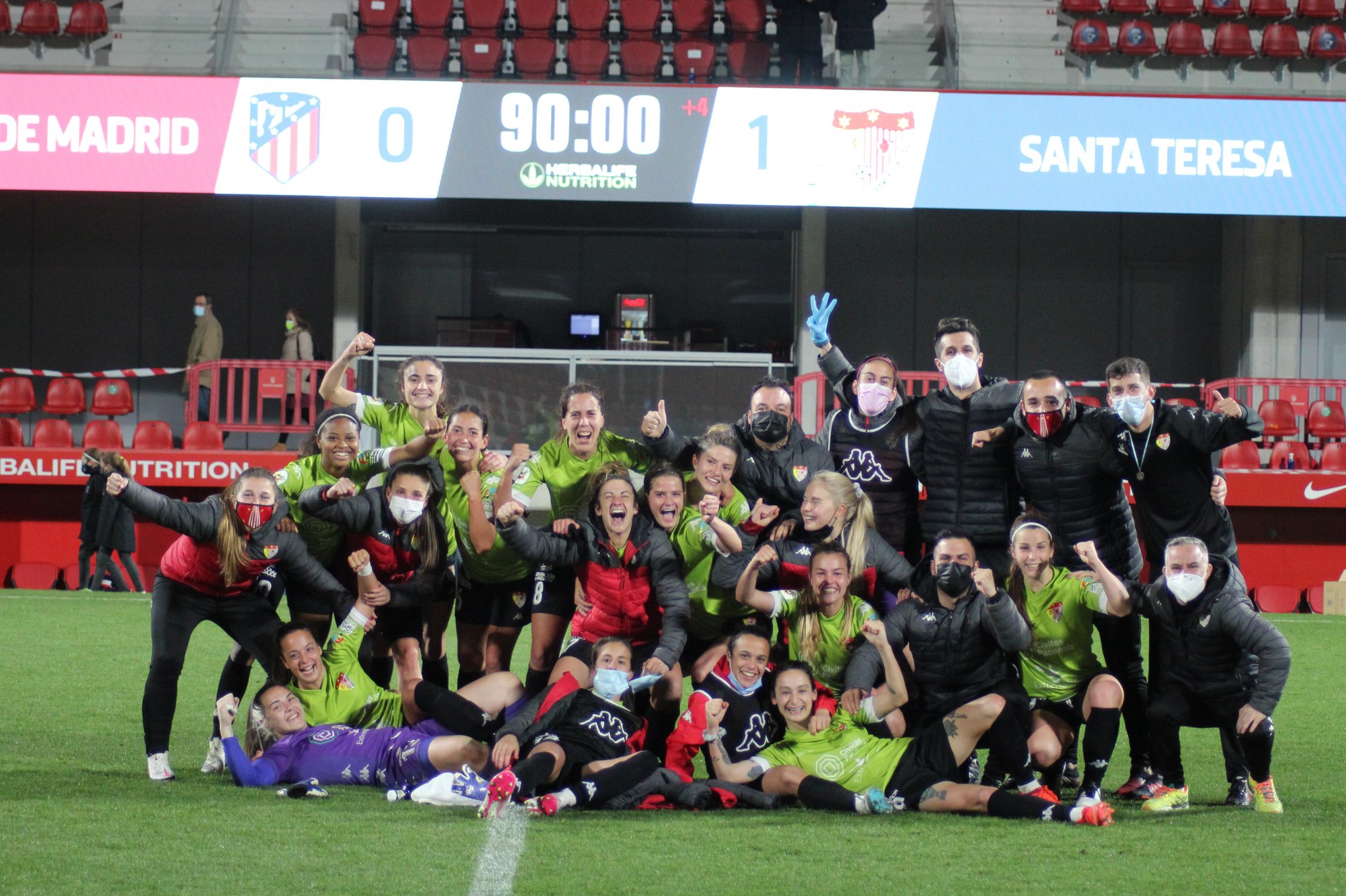 El Civitas Santa Teresa, celebrando el triunfo sobre el césped