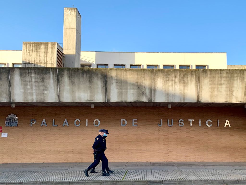 La Policía, patrullando por El Peri