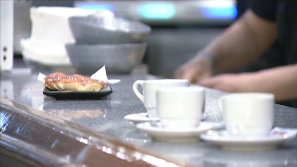Café y cruasán en cafetería de Talavera la Real
