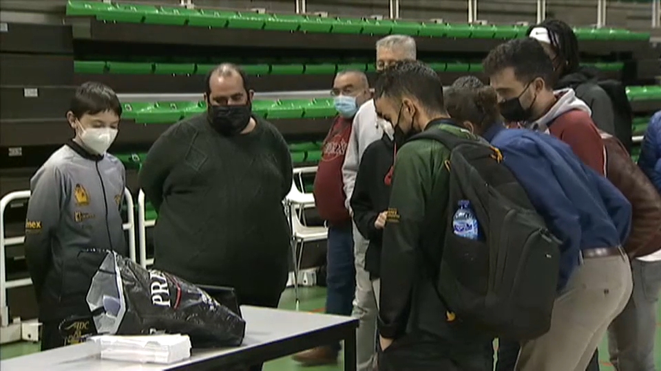 Componentes del Al-Qázeres viendo el Promete-Bembibre justo tras finalizar el partido de las cacereñas ante Valencia