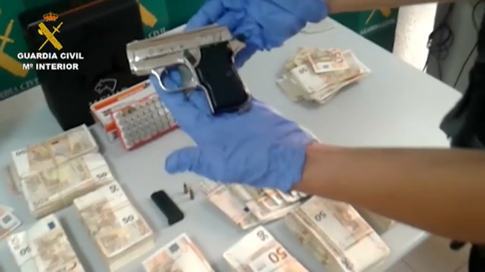 Incautación de dinero y armas tras una operación de la guardia civil  