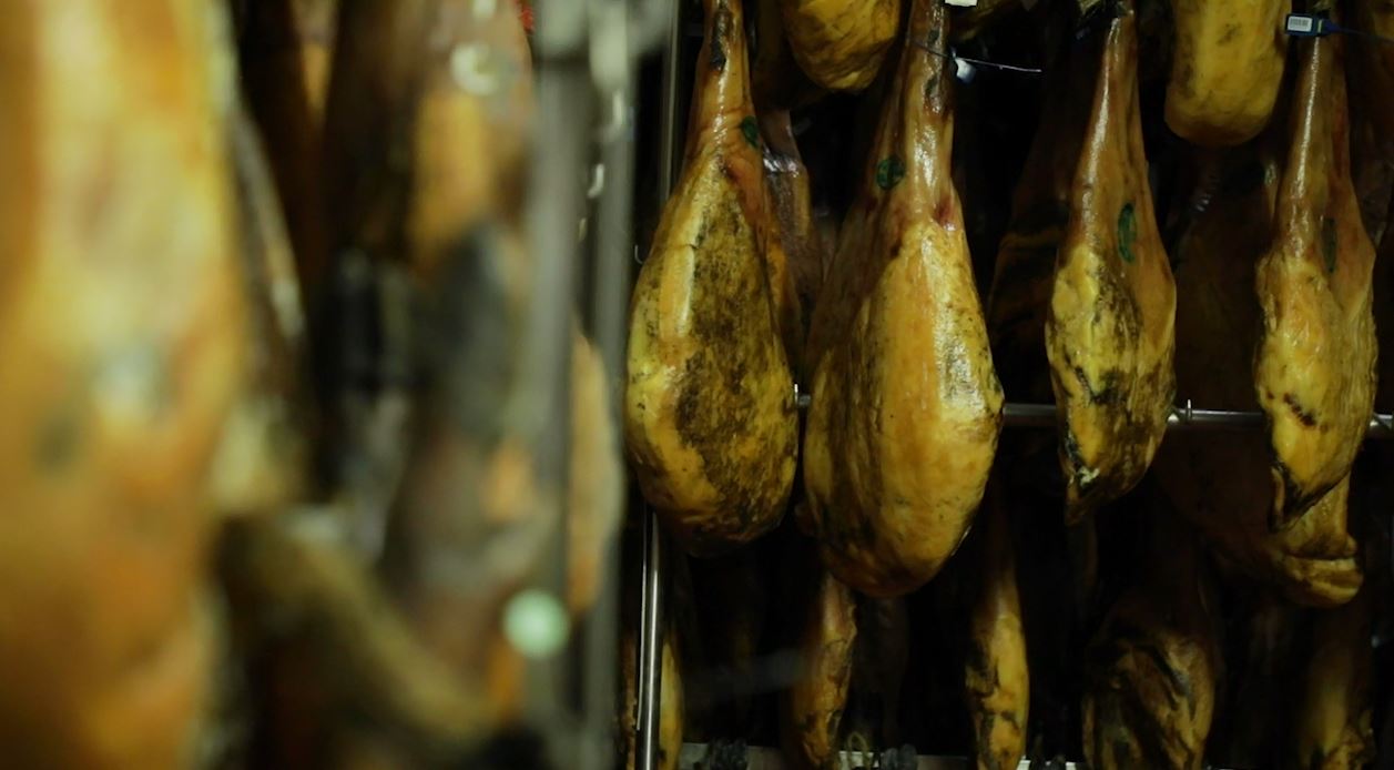 Cuatro condenados por intentar reintroducir en el mercado miles de jamones no aptos para el consumo