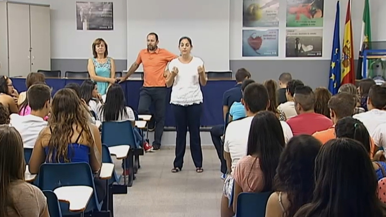 Maestra impartiendo clase en la región