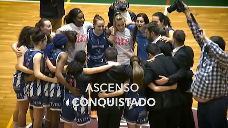 La plantilla del Miralvalle celebra el ascenso a Liga Femenina 2 Pro