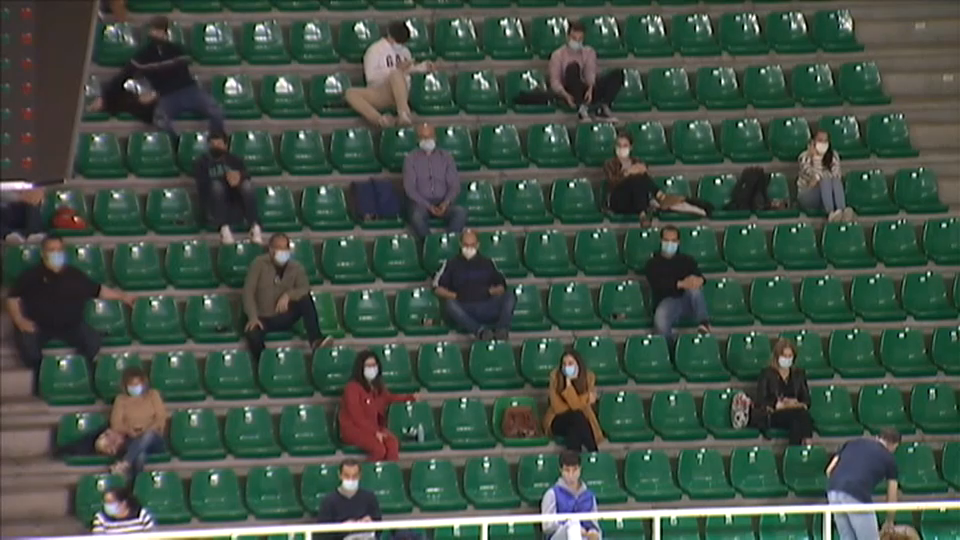 Aficionados en las gradas del Pabellón Multiusos