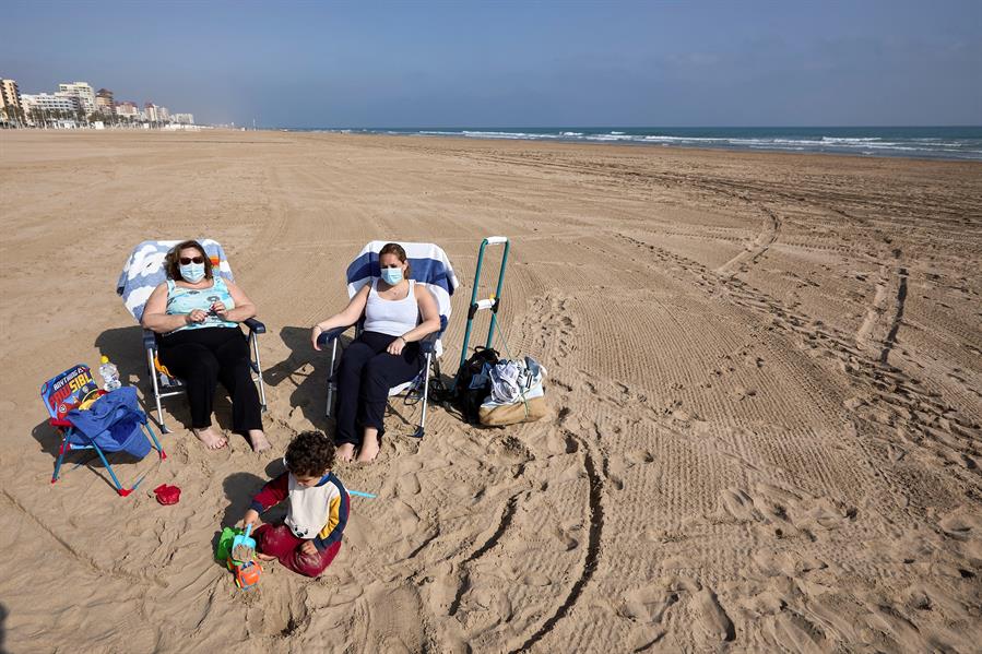  varias personas toman el sol en la playa de Gandía (Valencia)