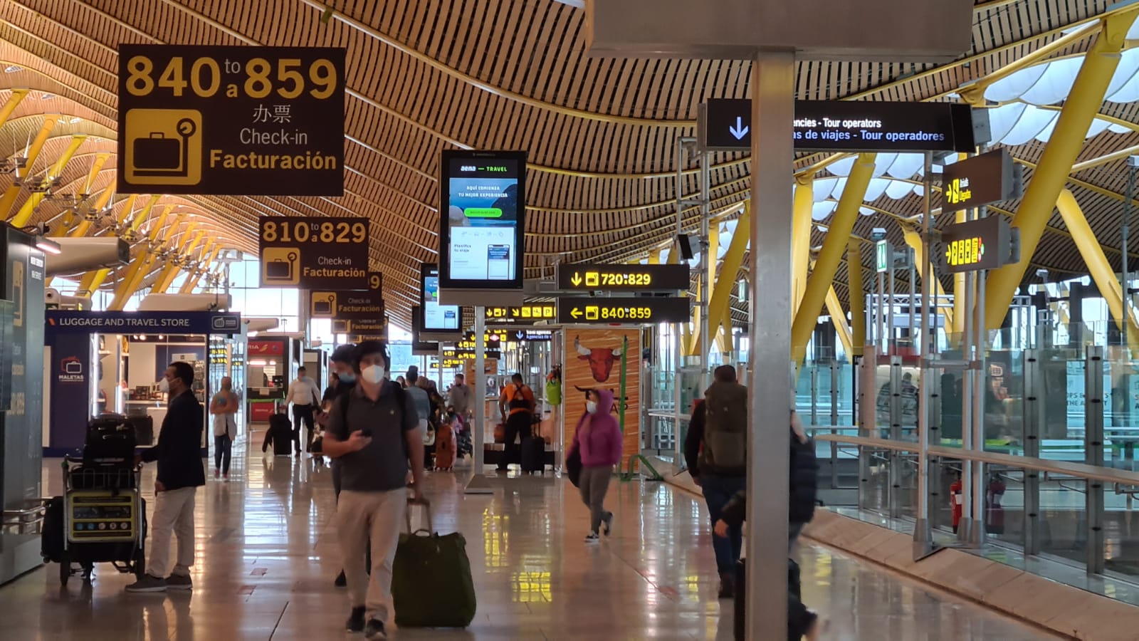 Viajeros en el aeropuerto de Madrid-Barajas Adolfo Suárez, esta mañana