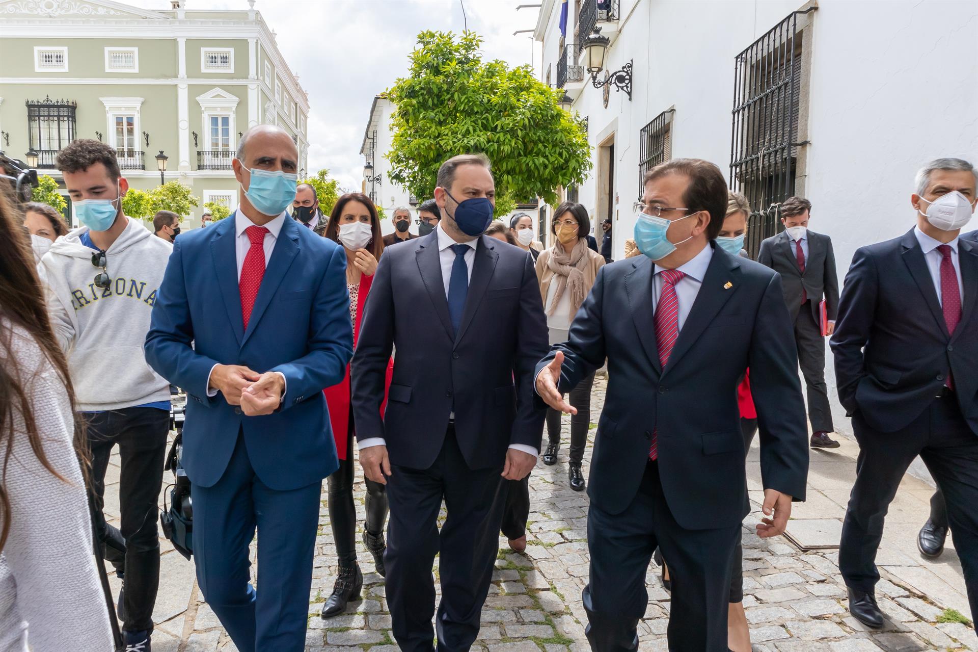 El ministro de Transportes, Movilidad y Agenda Urbana, José Luis Ábalos; y el presidente de la Junta de Extremadura, Guillermo Fernández Vara, entre otras autoridades, asisten al acto inaugural del edificio que albergará la biblioteca municipal de Zafra