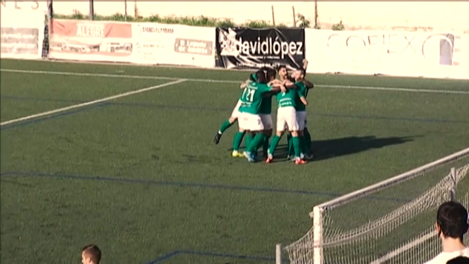 Los jugadores del Moralo celebran el tanto de la victoria ante el Cacereño
