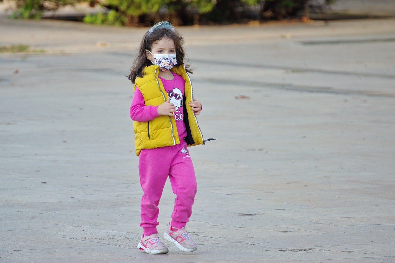 Niña con mascarilla