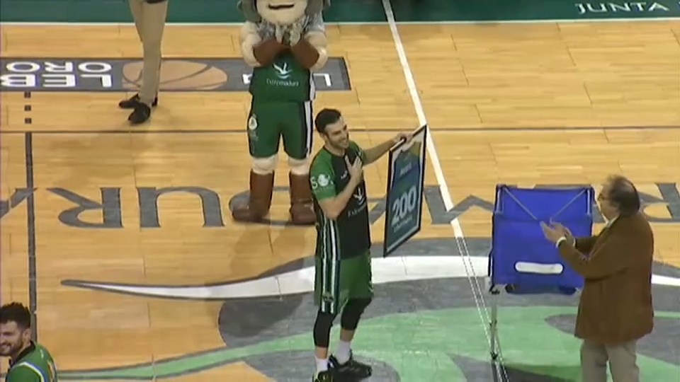Luis Parejo recibiendo una camiseta conmemorativa en su partido 200 con el Cáceres Patrimonio