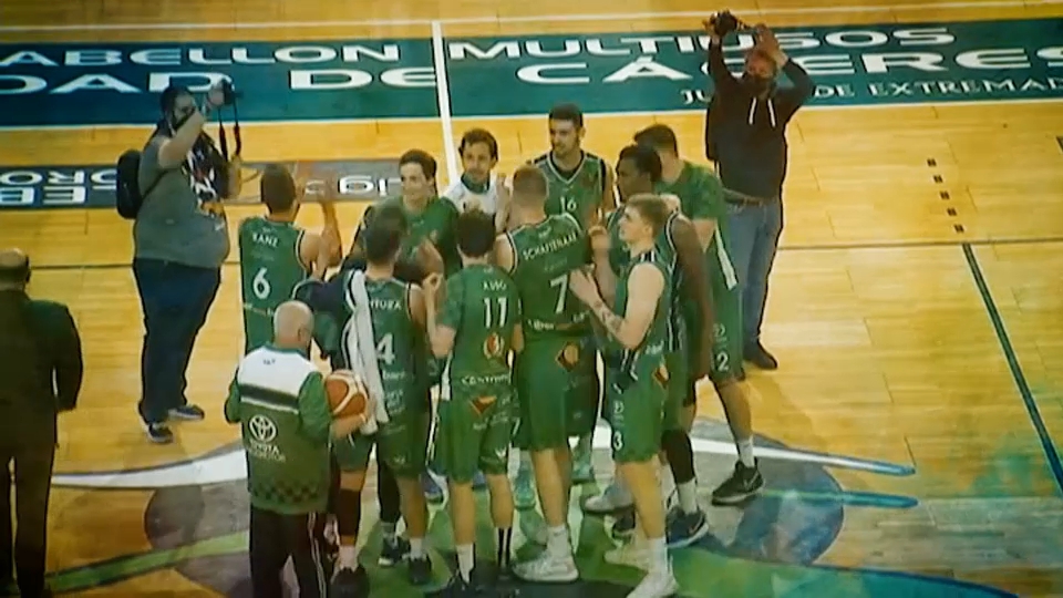 La plantilla del Cáceres Patrimonio celebra la victoria ante Canoe
