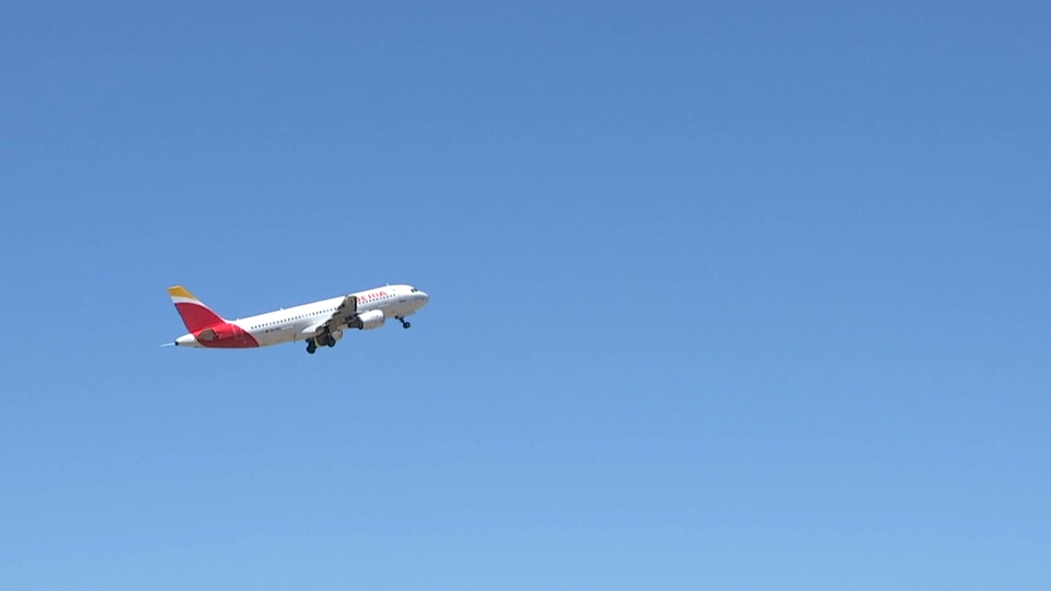 Avión despegando del Aeropuerto de Badajoz.