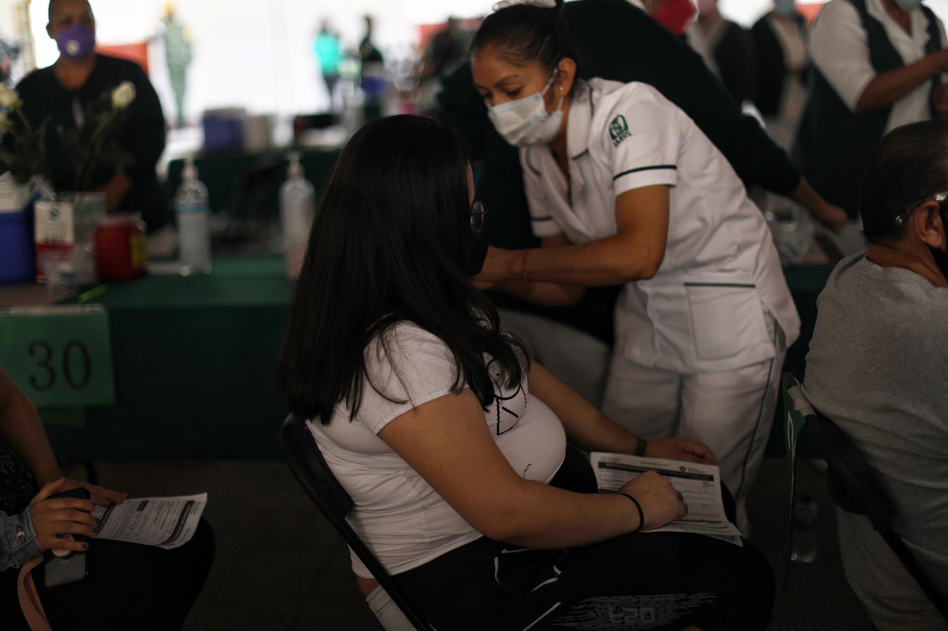 Una mujer embarazada recibe la primera dosis de la vacuna de Pfizer contra la covid-19, en una escuela en Ciudad de México (México).