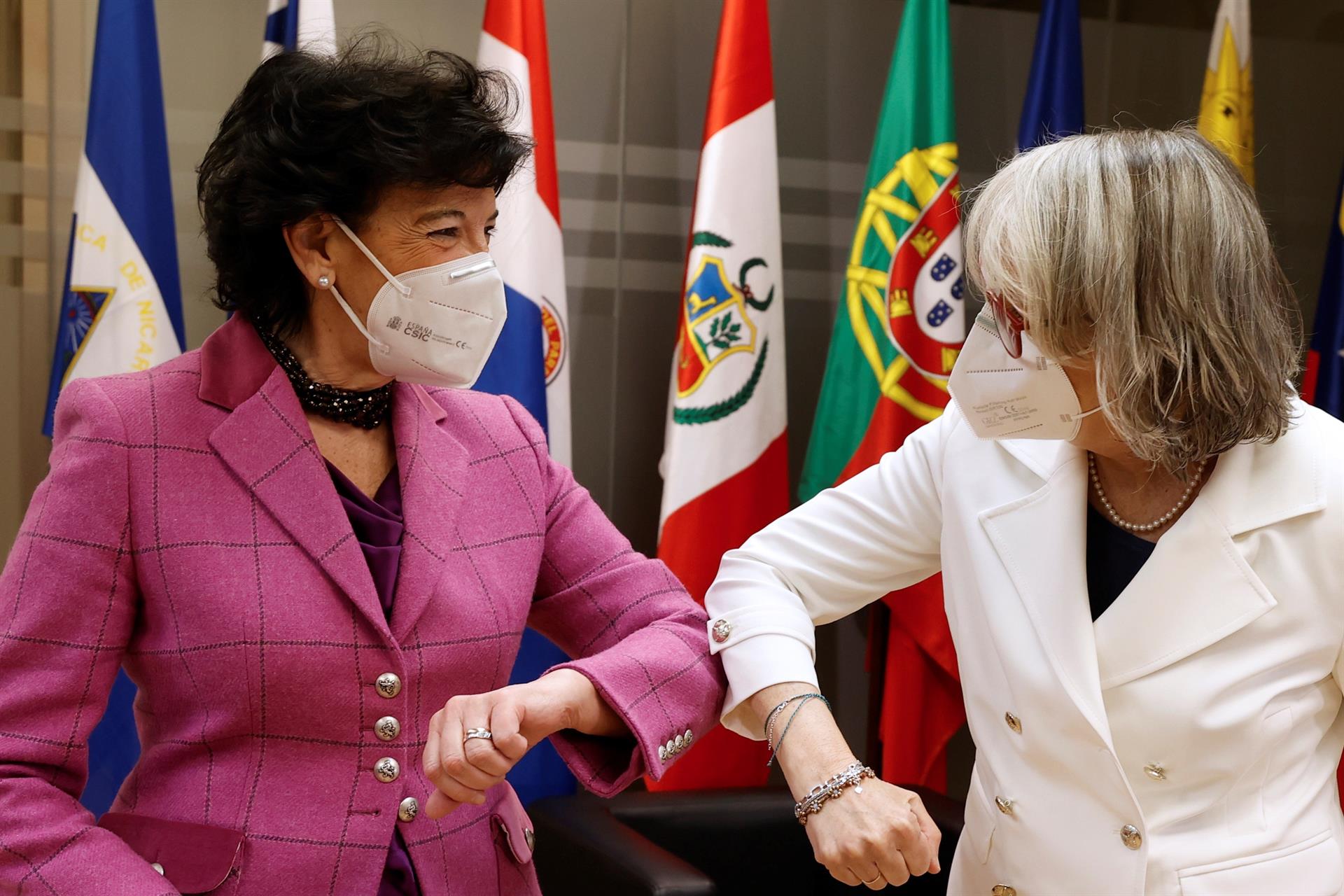 La ministra de Educación y Formación Profesional, Isabel Celaá (i), saluda a la presidenta de la Agencia Efe, Gabriela Cañas, en el ámbito del coloquio "Oportunidades para la cooperación educativa en Iberoamérica" moderado por este jueves en Madrid.