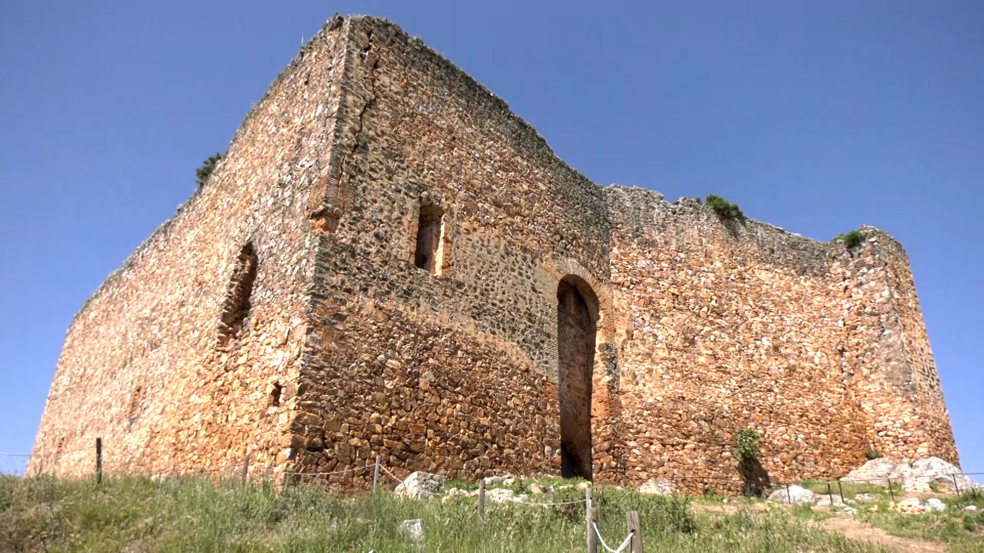 El castillo de Herrera del Duque, un vigilante incansable con cinco