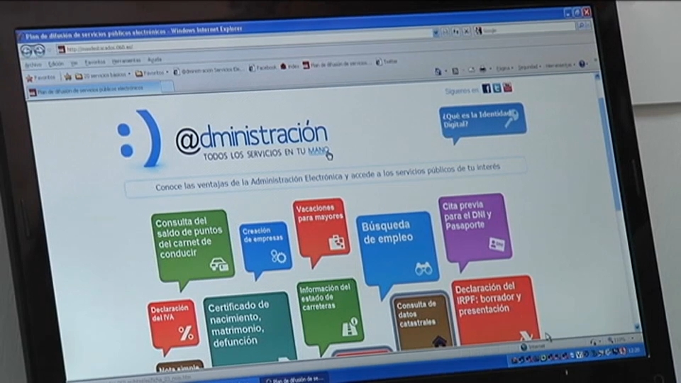 El certificado digital permite al ciudadano una relación segura a través de internet con organismos y terceras personas. Pantalla de ordenador con una relación de trámites electrónicos.