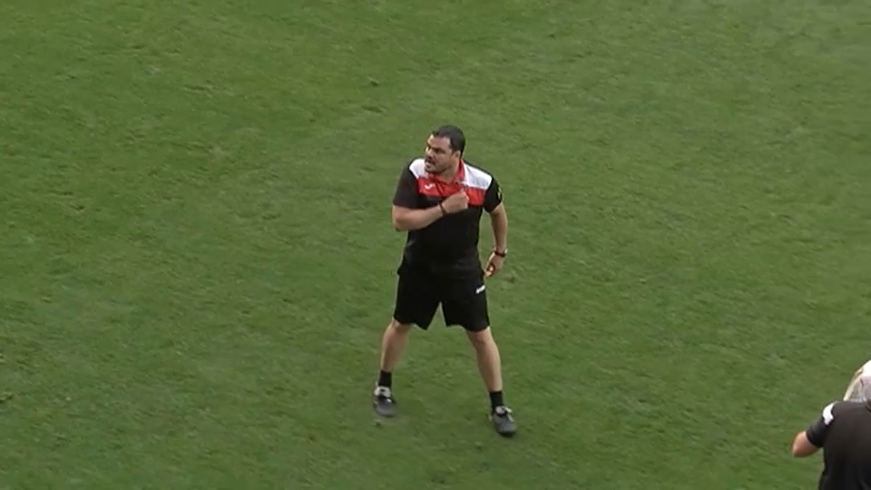 Antonio Jesús Cobos anima a sus aficionados en el partido frente al CD Vitoria de 2017