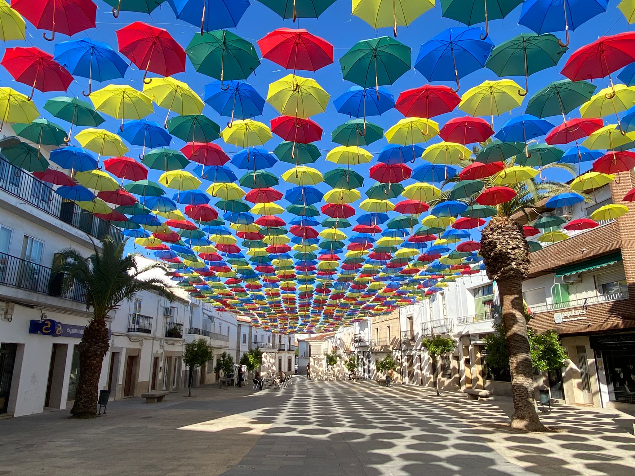 1.500 paraguas de colores cubren el cielo de Malpartida Cáceres | Canal Extremadura