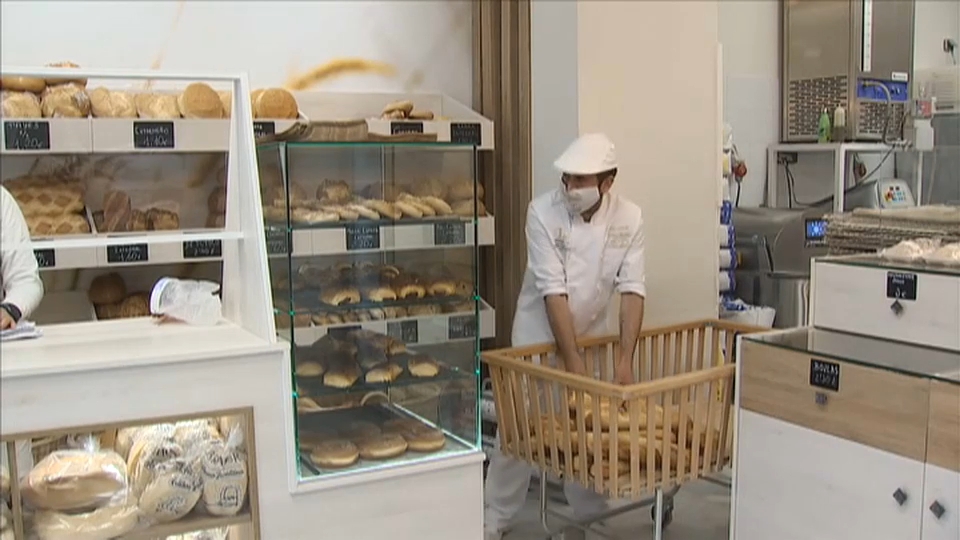 Panadero colocando  el género en las estanterías