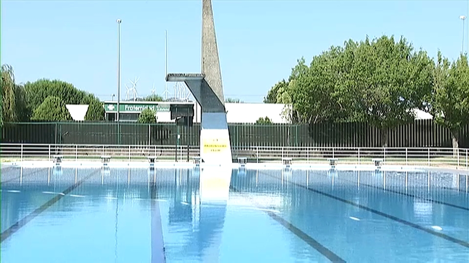 Últimos preparativos antes de la apertura de la piscina en Plasencia.