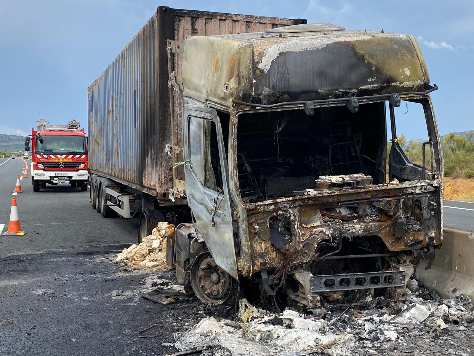 Camión calcinado en la A-5 cuyo conductor ha fallecido