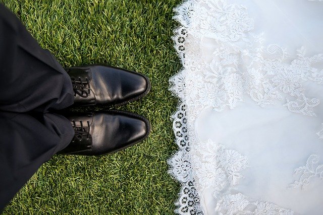 Fotografía de calzado sobre césped de contrayentes de matrimonio