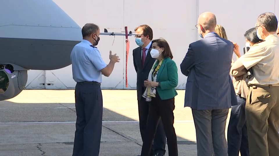 La ministra de Defensa viendo los Predator B del Ejército del Aire en la Base Aérea de Talavera