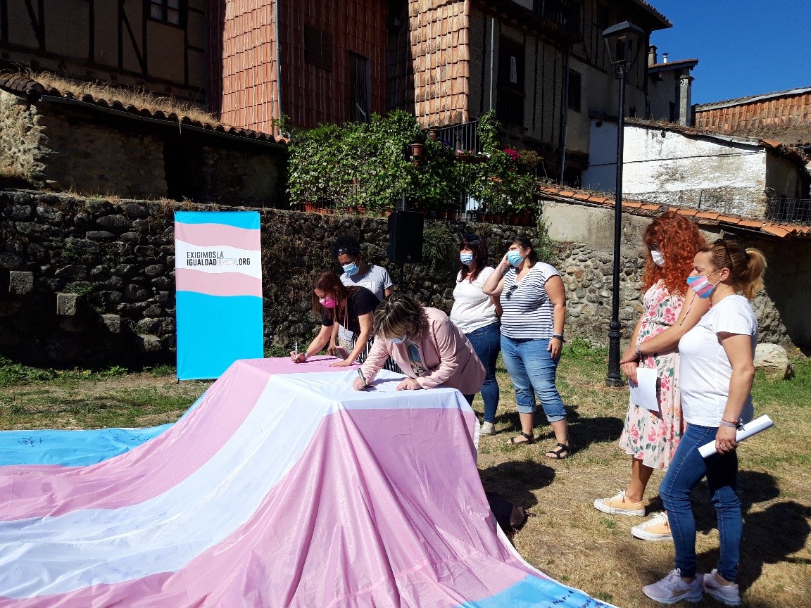 Llegada de la bandera trans a Hervás