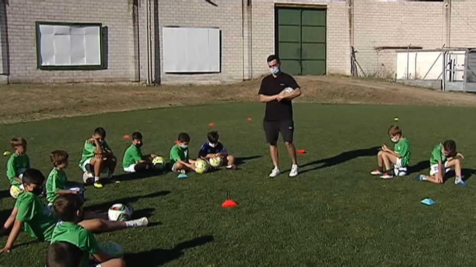 Carlos Daniel hablando con los más pequeños en el campus del club 