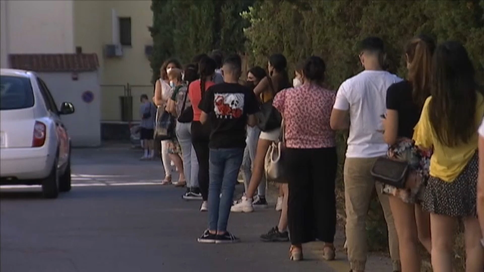 Cola para la realización de cribados masivos en Cáceres.