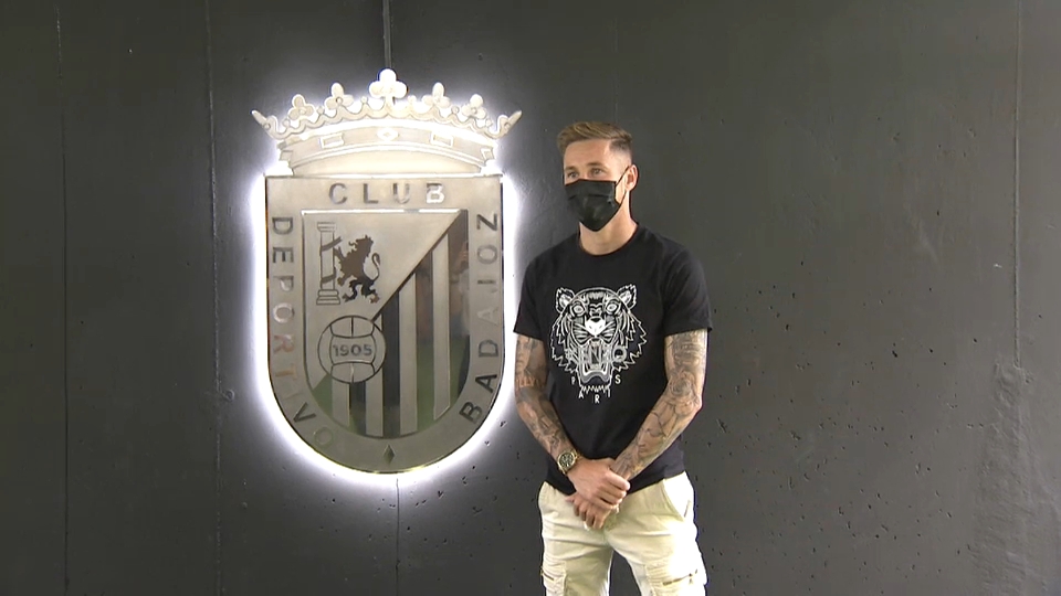 El mediocentro madrileño Isi Gómez ha sido presentado este jueves como nuevo jugador del Badajoz en el estadio Nuevo Vivero