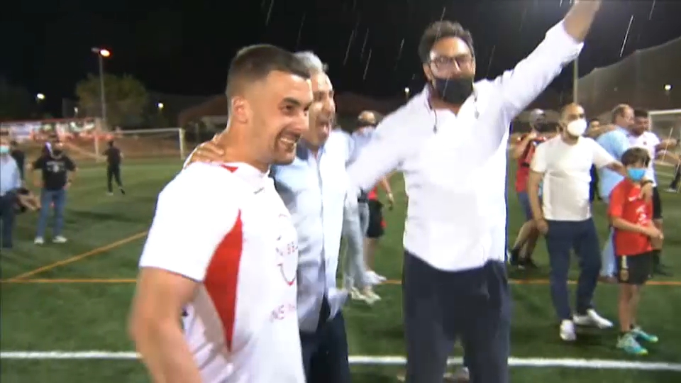 Javi Chino durante la celebración del ascenso del Montijo a Segunda RFEF