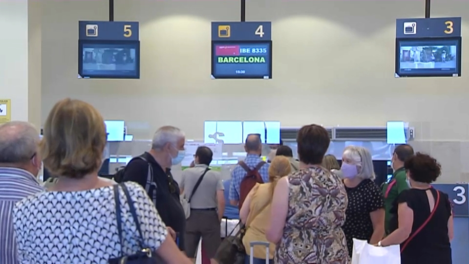 Viajeros haciendo cola en el Aeropuerto de Badajoz. 