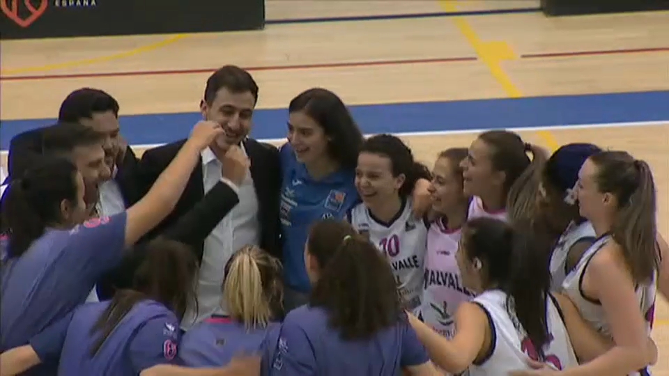 Raúl Pérez habla con su plantilla en el último partido de la pasada campaña