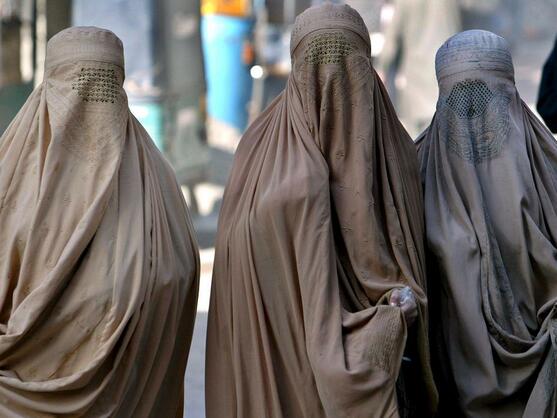 Tres mujeres con burka negro. 