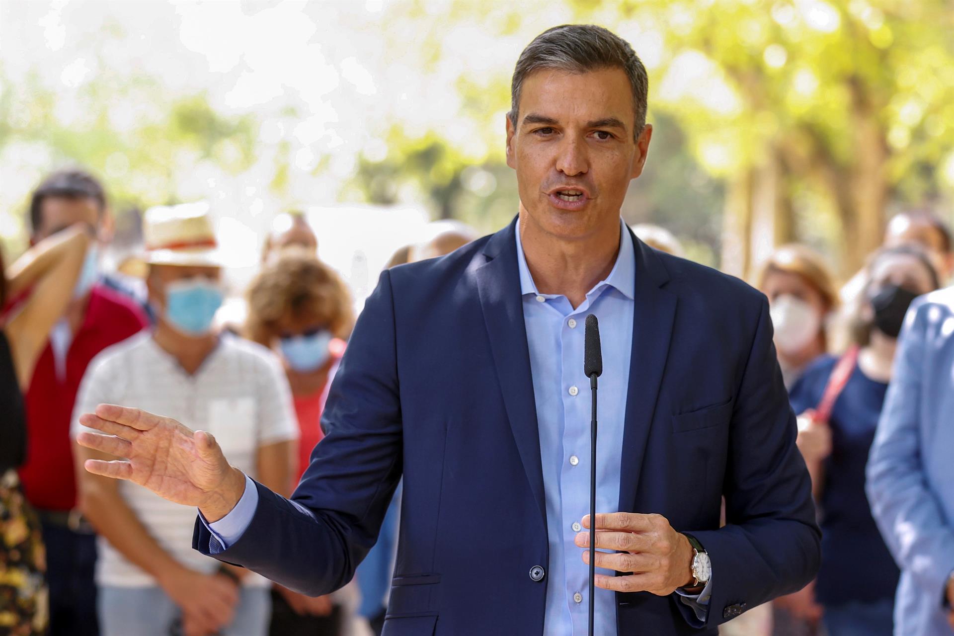 El presidente del Gobierno, Pedro Sánchez, durante su intervención tras visitar este jueves un hogar de mayores de la localidad cacereña de Navalmoral de la Mata.