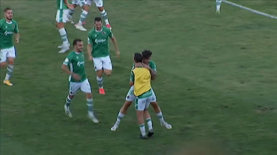 Los jugadores del CP Cacereño celebra uno de sus goles.
