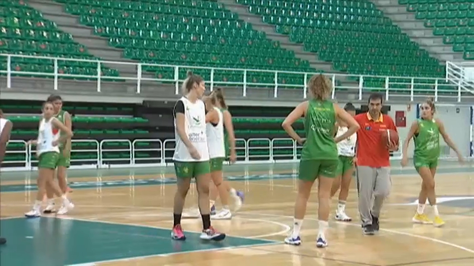 La plantilla del Alter Enersun Al-Qázeres en un entrenamiento de pretemporada