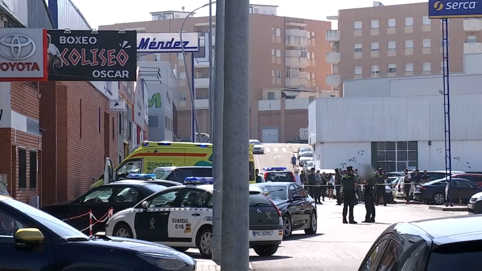 Coches de la Guardia Civil en la calle de las naves intervenidas