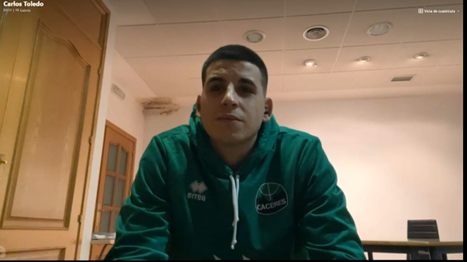 Carlos Toledo atendiendo a Extremadura Deportes