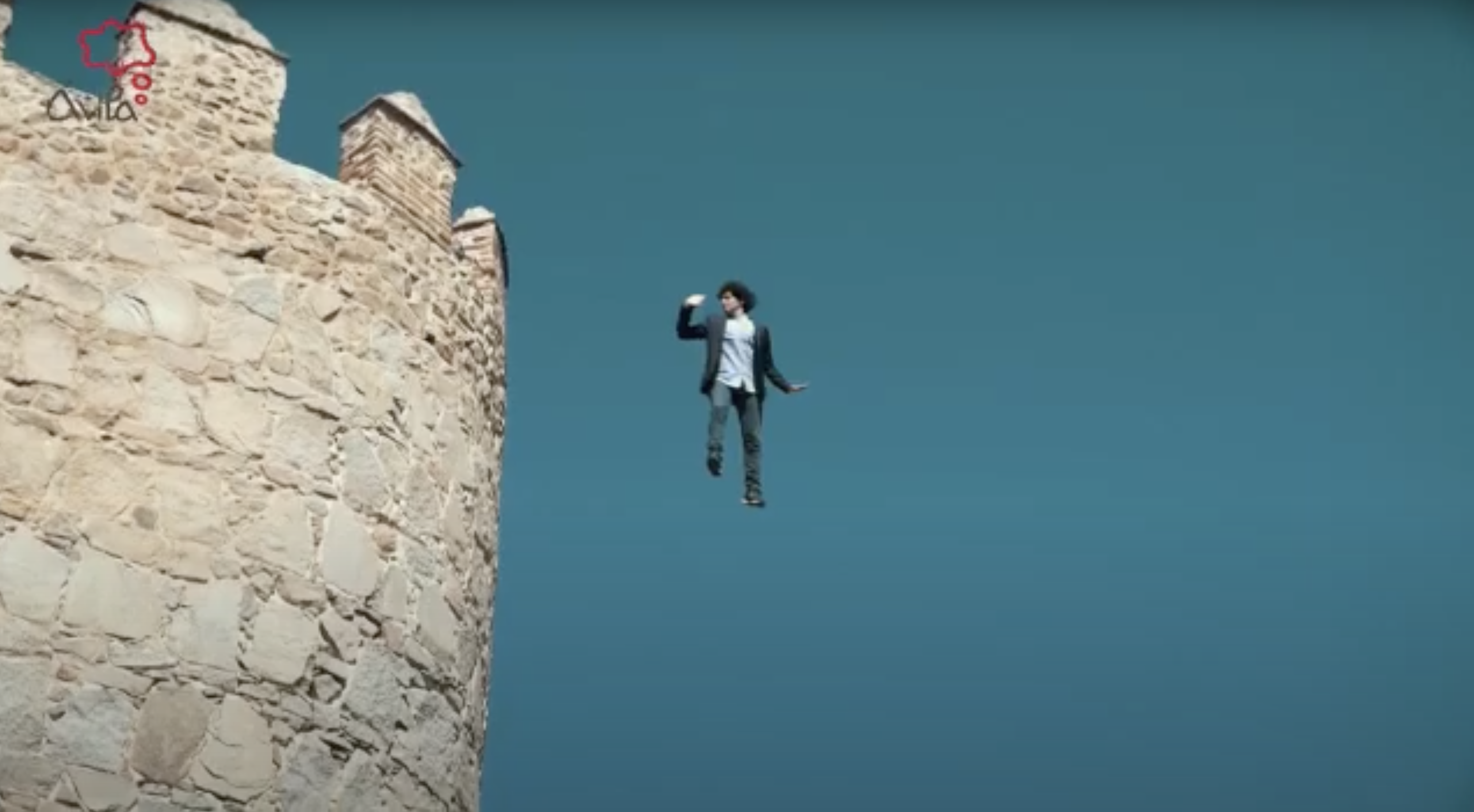 Miguel de Lucas, 'volando' junto a la muralla de Ávila