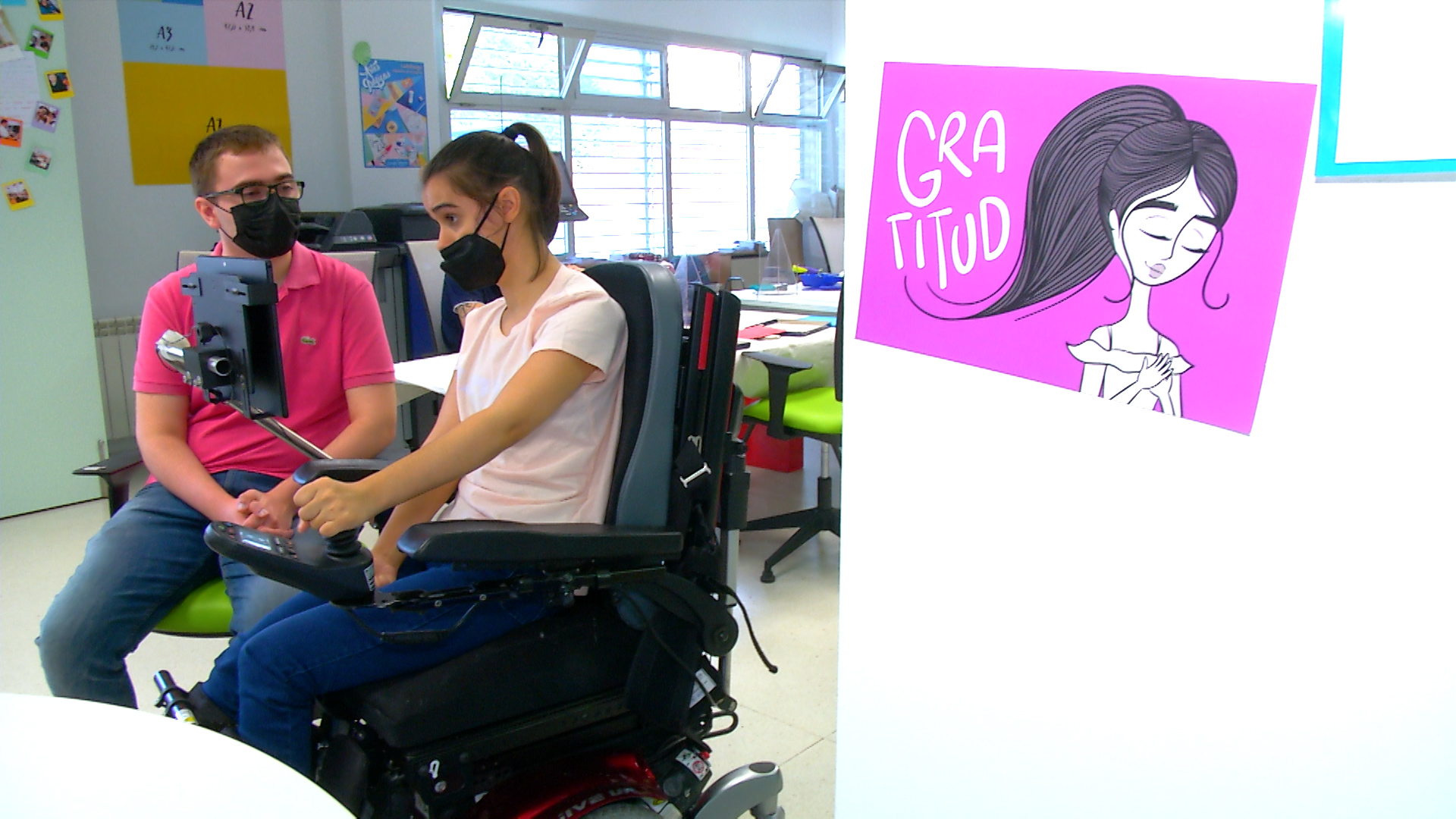 Eva Lagar, joven pacense con parálisis cerebral en el taller Artes Gráficas de Aspace Badajoz (Aspaceba) Extremadura
