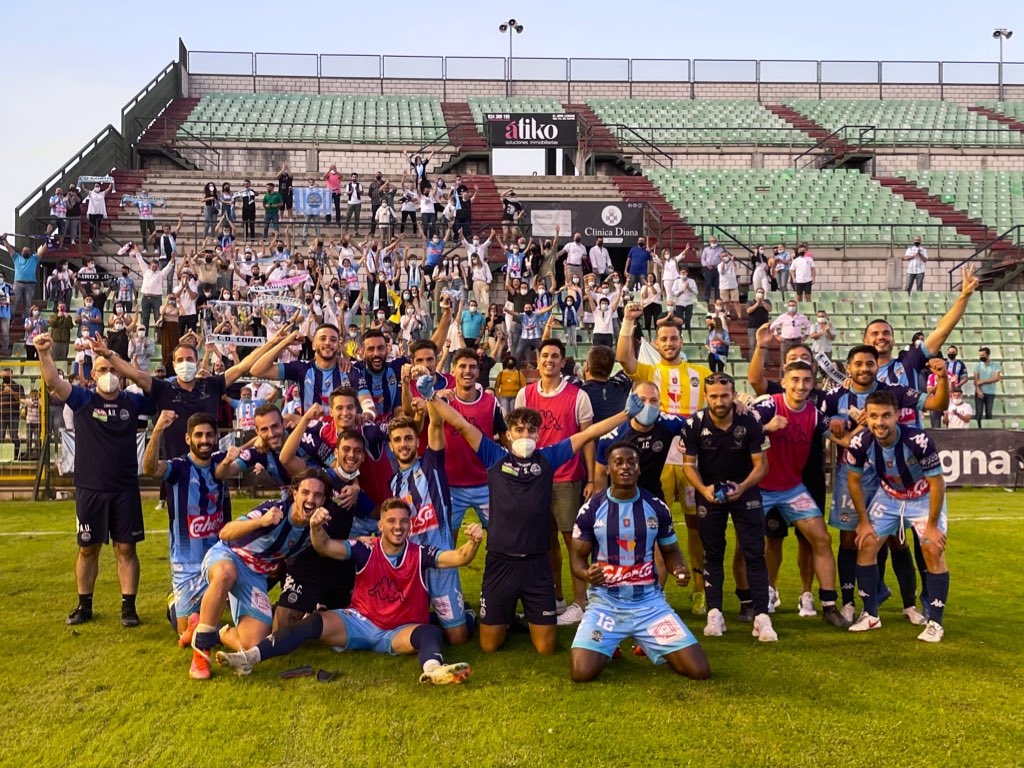La plantilla del Coria celebra su triunfo en el Romano.